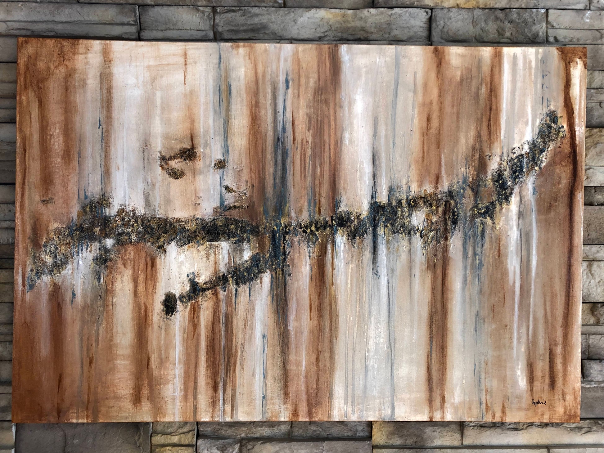 toile caféine sur un mur de brique