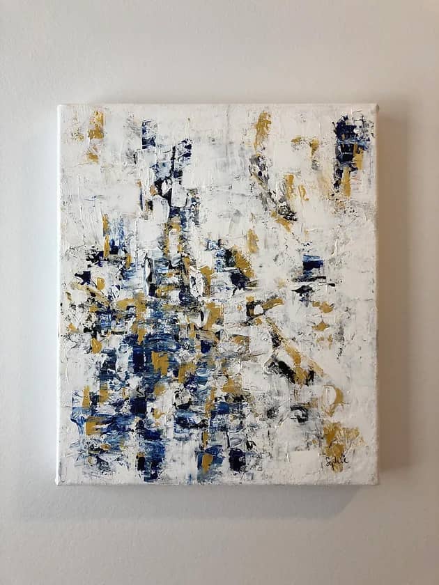 toile sacrilège sur un mur blanc