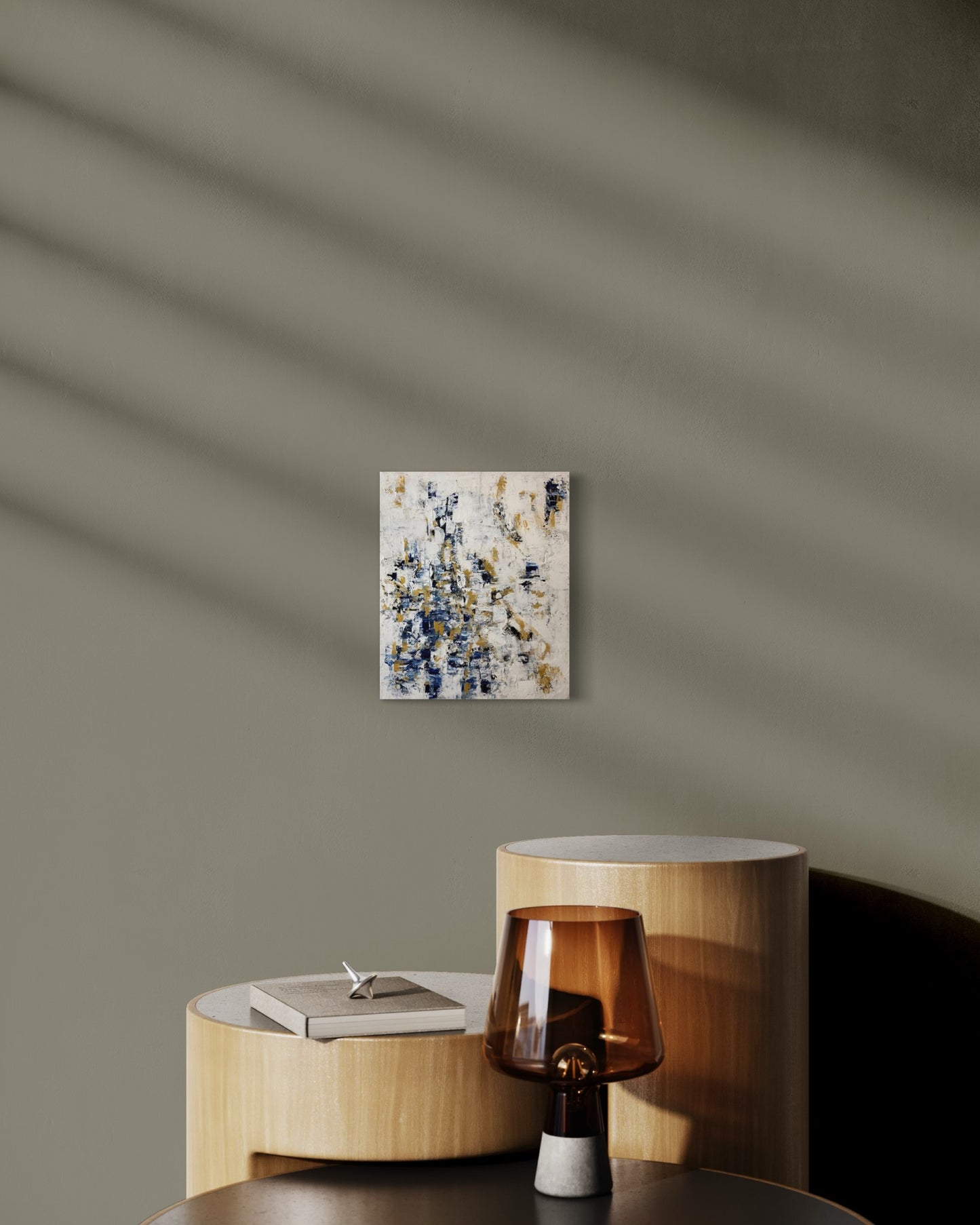 toile sacrilège au dessus d'une table basse