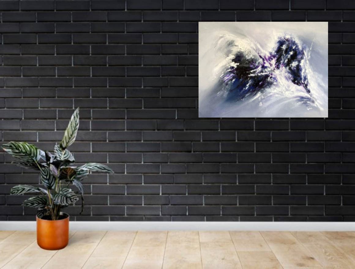 toile sous le charme sur mur de brique noir